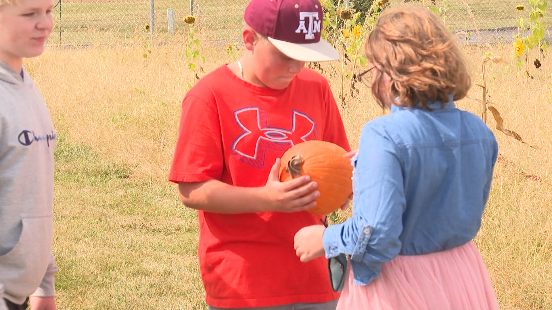 Columbia elementary school reaps this year's harvest in their own backyard